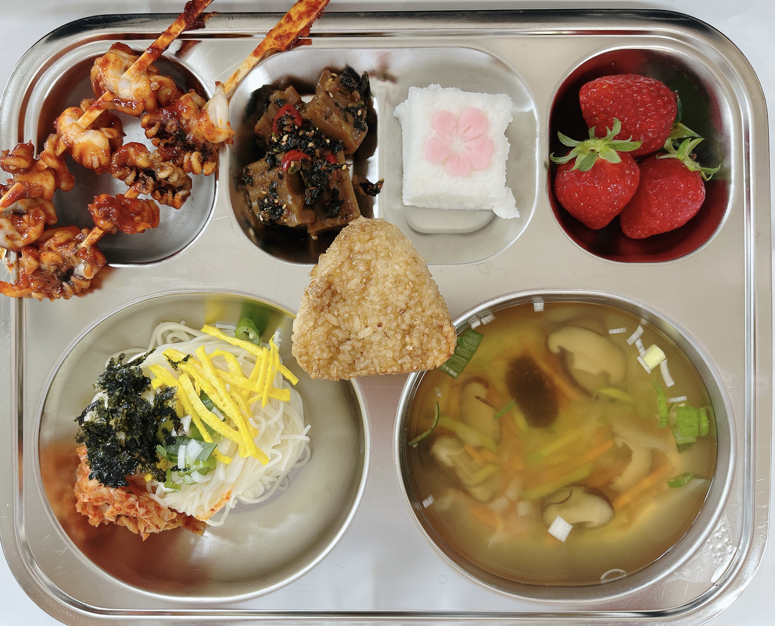 구운주먹밥(1.2.5.6.10)
잔치국수(1.5.6.9)
도토리묵김무침(5.6.13)
오징어다리꼬지(2.5.6.12.13.17)
꽃설기
딸기
