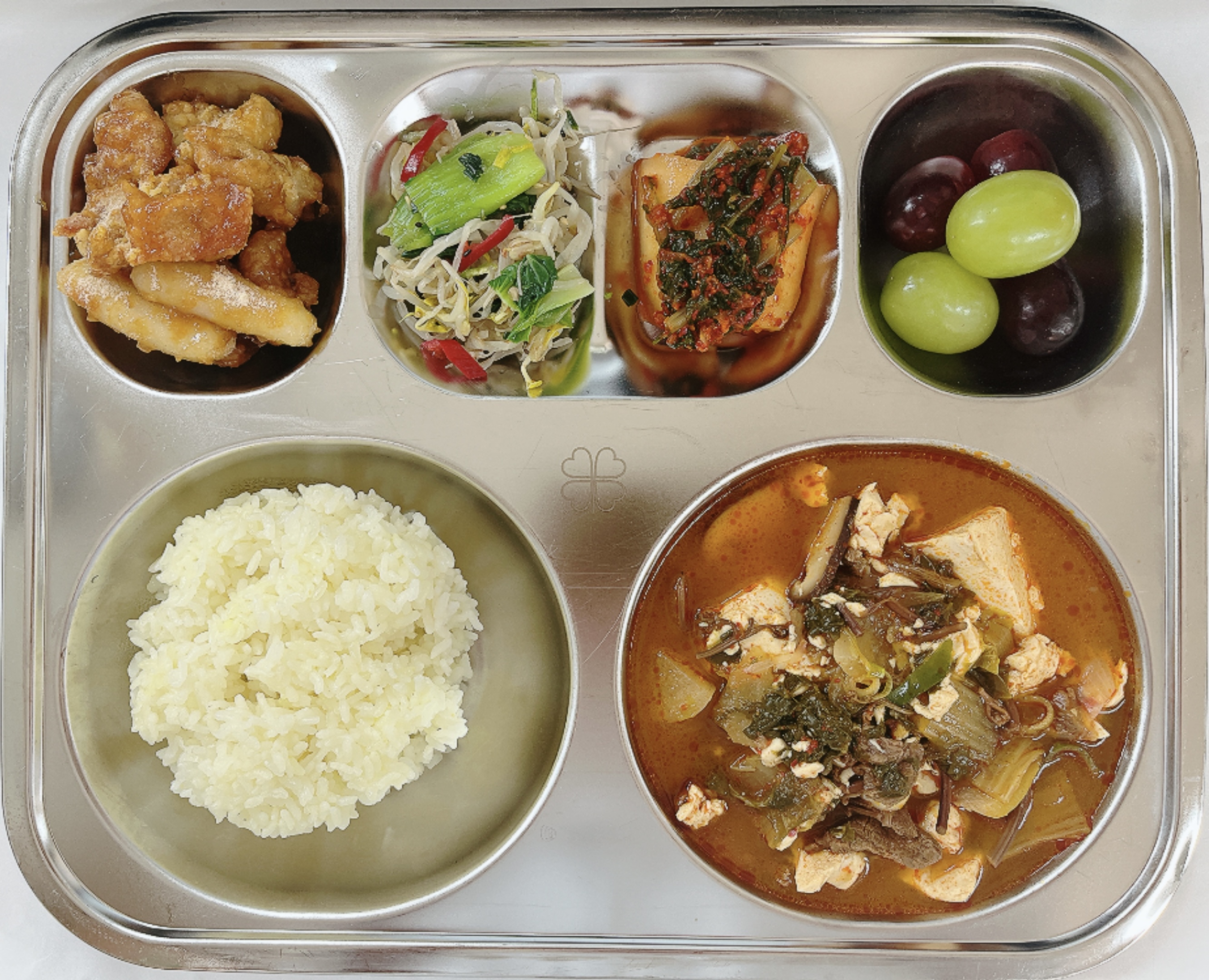 강황쌀밥
순두부육개장(5.6.16)
간지치킨(2.5.6.13.15.18)
청경채숙주나물
총각김치(9)
포도믹스
