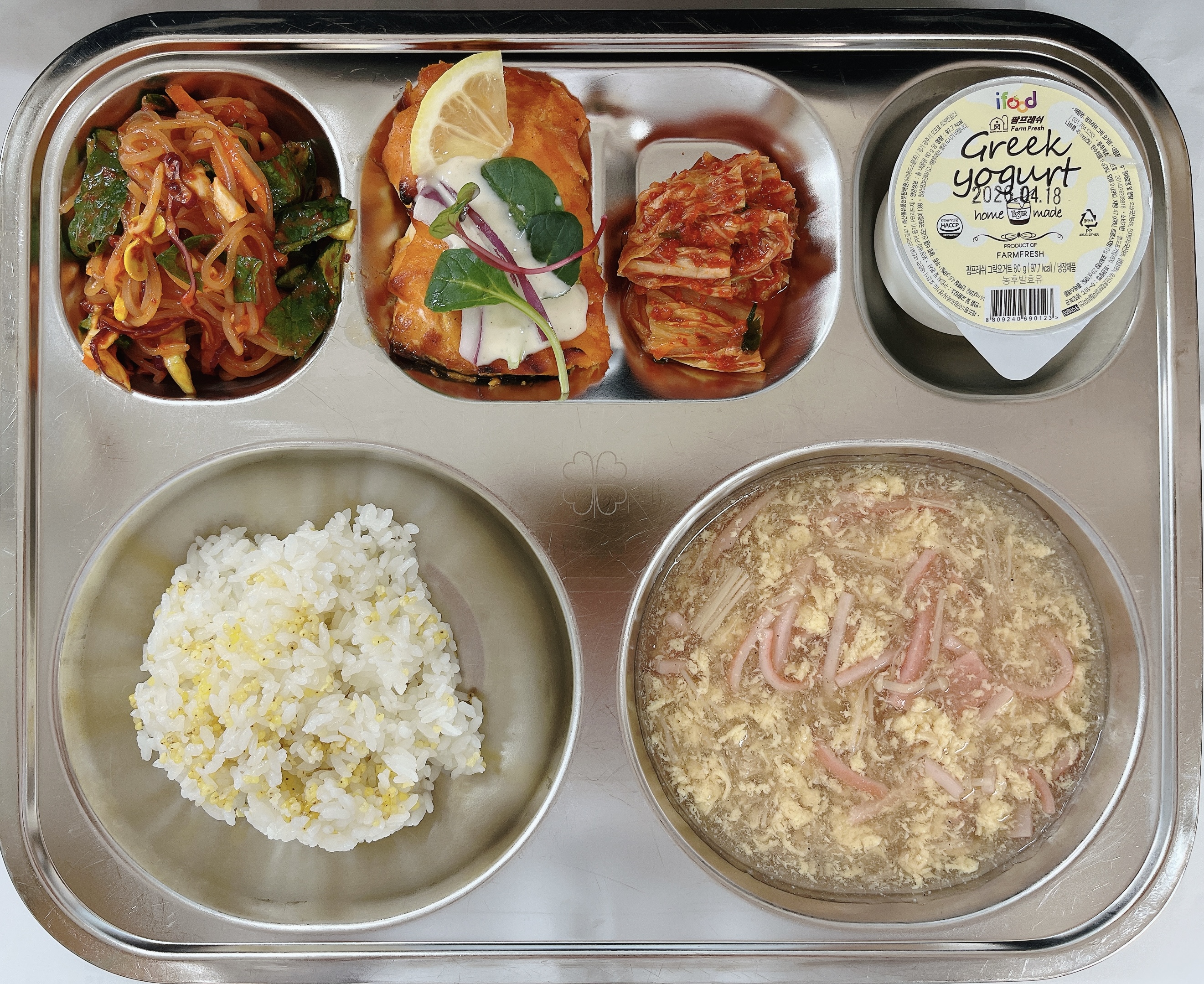 기장밥
게살스프(1.9)
연어스테이크(1.5.12.13)
채소쫄면무침(5.6.13)
배추김치(9)
그릭요거트(2)