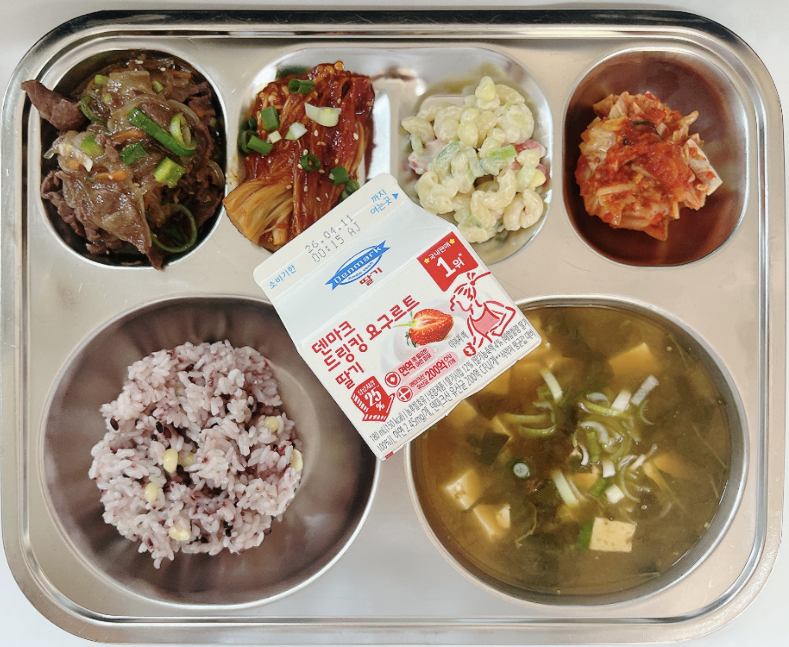 옥수수흑미밥
건새우아욱국(5.6.9)
쇠고기당면불고기(5.6.13.16)
마카로니샐러드(1.5.6.8.13)불닭팽이버섯구이(5.6.13)
배추김치(9)
덴마크요구르트(2)
